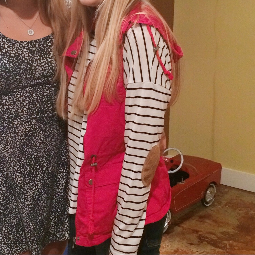 Red Vest - Picture 4 of 4
